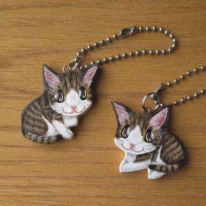 猫No47・小キーホルダー2個セット バッグチャーム ハンドメイド雑貨 猫雑貨 アクセサリー キジ白はちわれ猫