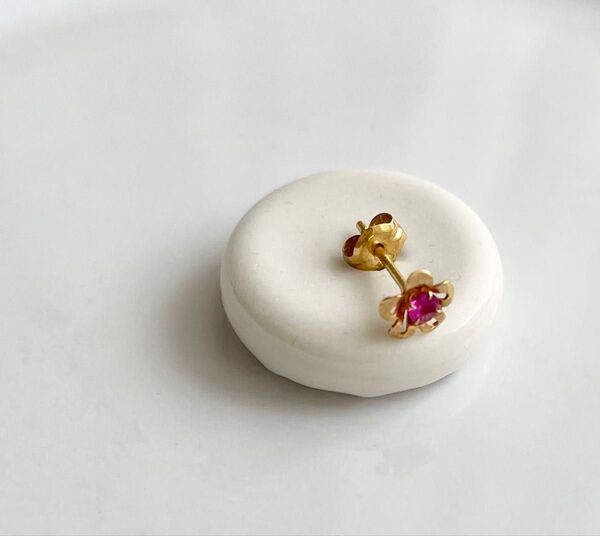 ルビー ピアス ピンク 18k 片耳 ゴールド お花モチーフ フラワー K18