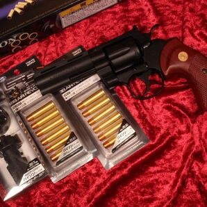 冴羽リョウ仕様 クラウンモデル コルト パイソン 4インチ ガスリボルバー 東京マルイ カートリッジ スピードローダー ガスガン
