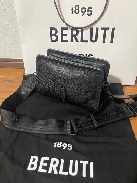 定価33万ベルルッティ ジュルナリエxsレザーメッセンジャーバッグberluti ショルダーバッグ クラッチバッグ