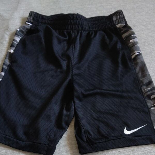 NIKE ハーフパンツ ブラック 迷彩柄 150