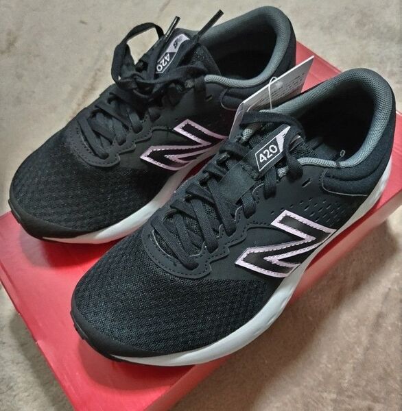 新品 ニューバランス WE420 FB2 2E ブラック 23センチ New Balance ブラックピンク 箱痛みあり