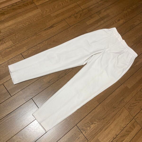 GU ジーユー センタープレステーパードパンツ スラックス ホワイト S