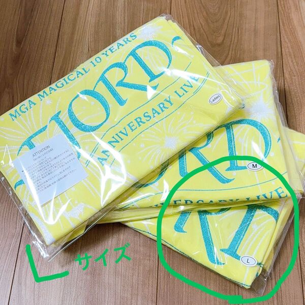 【ポップアップ限定】Mrs. GREEN APPLE FJORD フィヨルド グリッターロゴTシャツ ライトイエローL