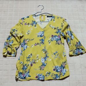 earth music&ecology 7分袖ブラウス 花柄 マスタードイエロー F着丈65身幅50cm 袖ぐち近く絞れるリボン