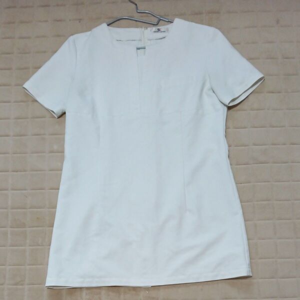 チュニック白ワンピースエステ医療などの制服着丈75cm身幅47cm後ファスナーペンポケット(左胸)