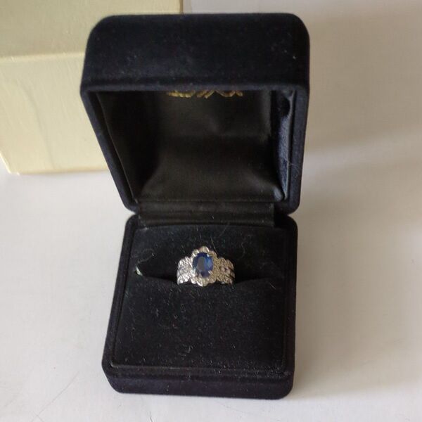 エリザベス宝石のロイヤルブルーサファイア1.00ct 脇ダイヤ0.35ct Pt900リング