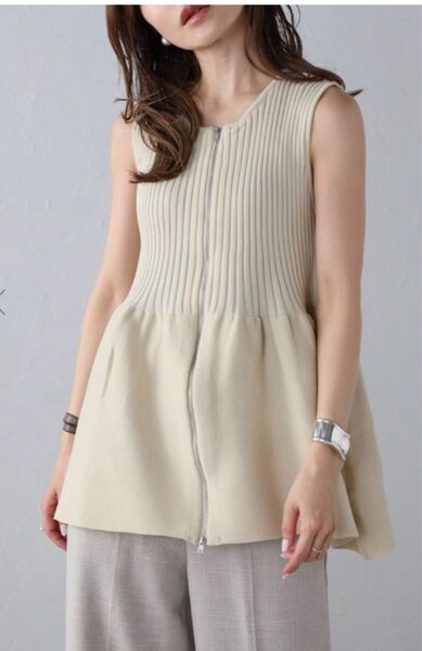 ボンジュールサガン フロントダブルジップペプラムニットベスト ライトベージュ トップス ノースリーブトップス タンクトップ