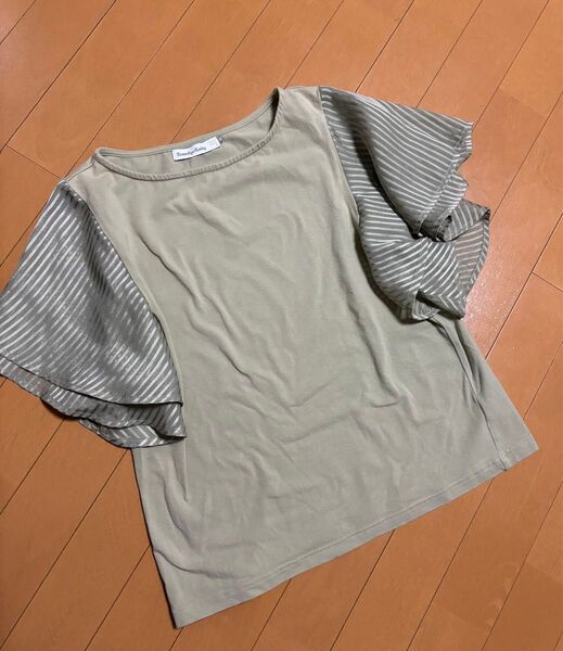 フリルスリーブカットソー
