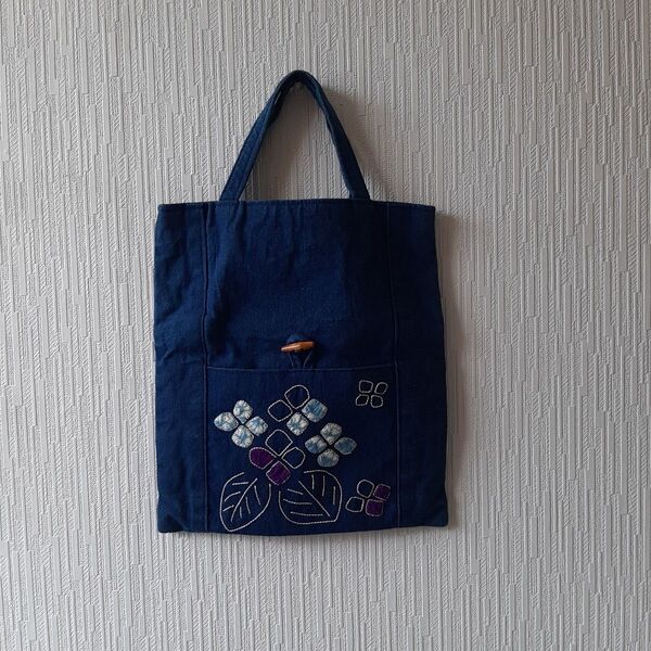 紺トートバッグ 小さめ 絞り染めアップリケと刺繍の花のポケット付 藍染