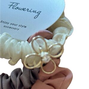 Flowering シュシュ 3個セット フラワーチャーム ヘアアクセサリー