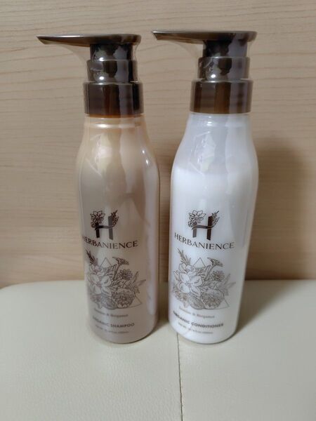 ハーバニエンス シャンプー & コンディショナー 各300mL ジャスミン&ベルガモット
