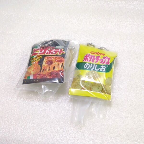 2種セット カルビー シャカシャカミニチュアチャーム お菓子 食品 ガチャガチャ キーホルダー