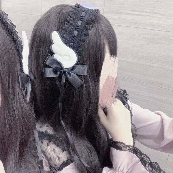 ヘッドドレス 羽根 ブラック 黒 カチューシャ 地雷系 ロリータ 姫系 甘かわ かわいい ヘアアクセ レース リボン 推し活