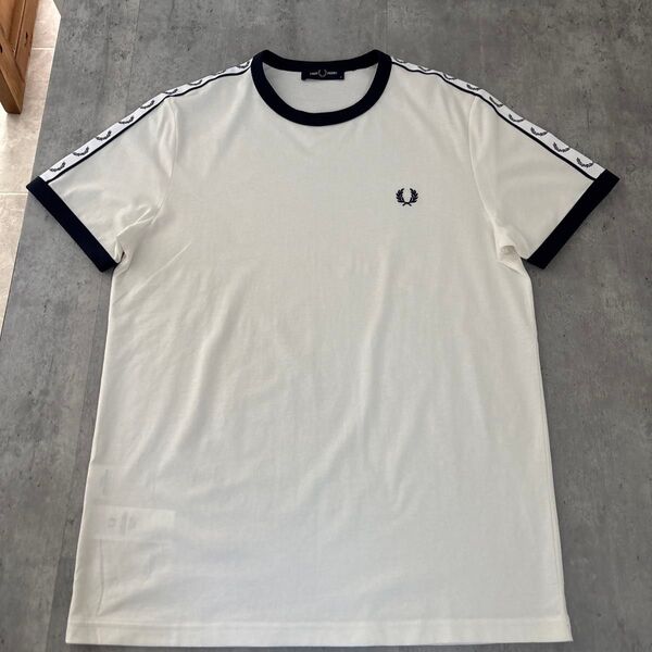 新品未使用品 FRED RERRYフレッドペリー刺繍テープロゴリンガーTシャツM4620