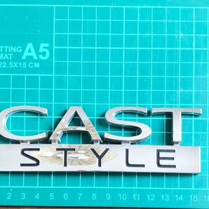 ダイハツ純正 キャストスタイル ネームエンブレム 中古品
