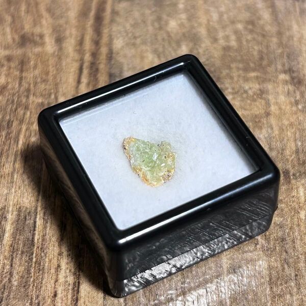 f6. フォスフォフィライト 原石 燐葉石 天然石 鉱物標本