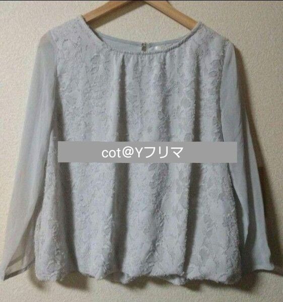 薄グレー 花柄トップス