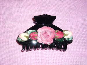 L'EST ROSE* L'Est Rose * rose. hair clip ( trying on only )