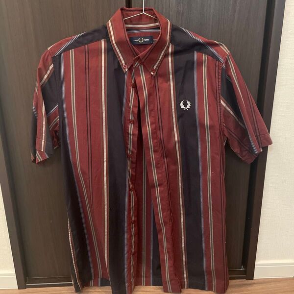 FRED PERRY 半袖シャツ S 赤黒 ストライプ BDシャツ フレッドペリー UKパンク レゲエ ボタンダウンシャツ