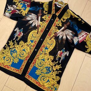 CRIBIA ULTIMA MODA 総柄シャツ 半袖モチーフ レト口感 黒 個性的 ビンテージ ユニセックス VERSACE好き