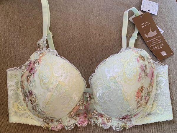 Wacoalワコール レシアージュ 薄いグリーンにお花の刺繍のブラ C75 タグ付き新品