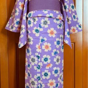 ケイタマルヤマ 上品な撫子柄の浴衣とパープルの半幅帯と真田紐と帯留めのコーディネート お袖長め ナデシコ 花火大会 麻混