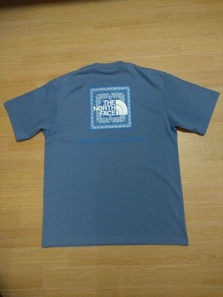 ノースフェイスTシャツ、背面バンダナ柄スクエアBoxロゴ半袖Tシャツ【メンズXLサイズ】