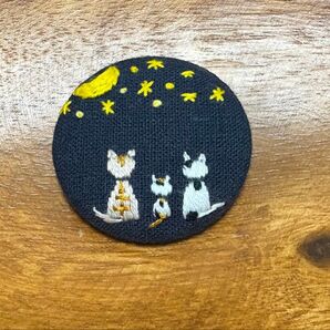 ハンドメイド くるみボタン 刺繍ブローチ 星空と猫さん