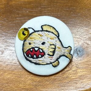 ハンドメイド くるみボタン 刺繍ブローチ チョウチンアンコウ