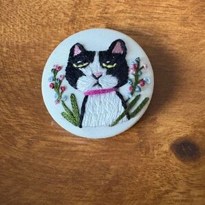 ハンドメイド 刺繍ブローチ ハチワレ猫さん 訳あり