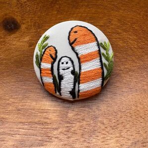 ハンドメイド くるみボタン 刺繍ブローチ チンアナゴ
