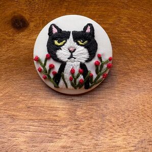 ハンドメイドくるみボタン 刺繍ブローチ ハチワレ猫さんとお花