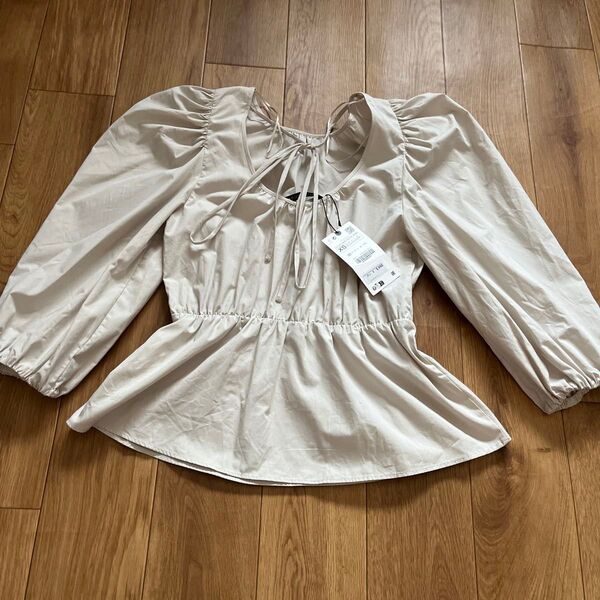 新品タグ付き ZARA ザラ パフスリーブ ペプラムブラウス ライトベージュ