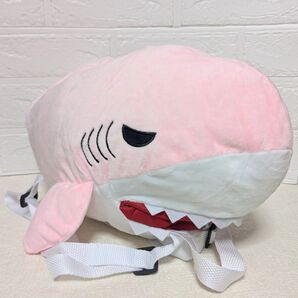 サメのぬいぐるみリュック 48cm ピンク
