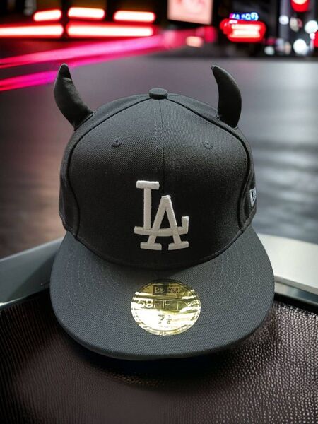 LA 【悪魔の角と光るロゴ】 NewEra 7 3/8 ブラック キャップ