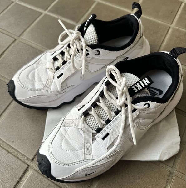 NIKE ナイキ TC7900 24.5cm USED スニーカー ホワイト ブラック