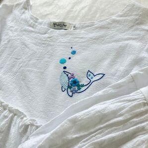 手刺繍入り ブラウス クジラ
