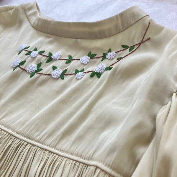 手刺繍入り 半袖ブラウス