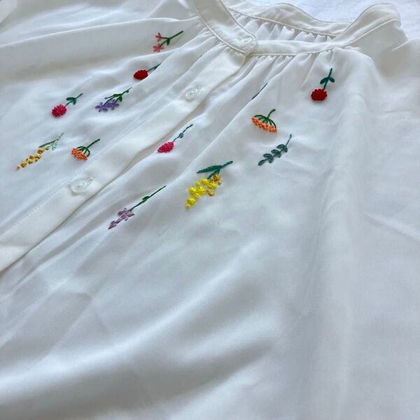 手刺繍入り 半袖 ブラウス
