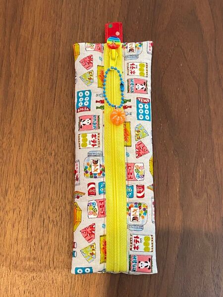 シュールなペンケース 昭和レトロ お菓子柄 みかんのチャーム付き