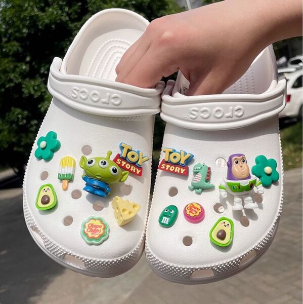 美品14個セット トイーストーリー ・バズ・ライトイヤージビッツ クロックス シューズアクセサリー