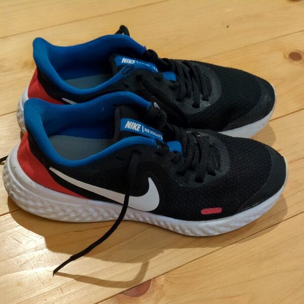 ナイキ NIKE REVOLUTION ジュニア スニーカー 黒 23cm