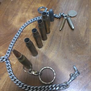 キーホルダーと実弾風アクセサリーセット