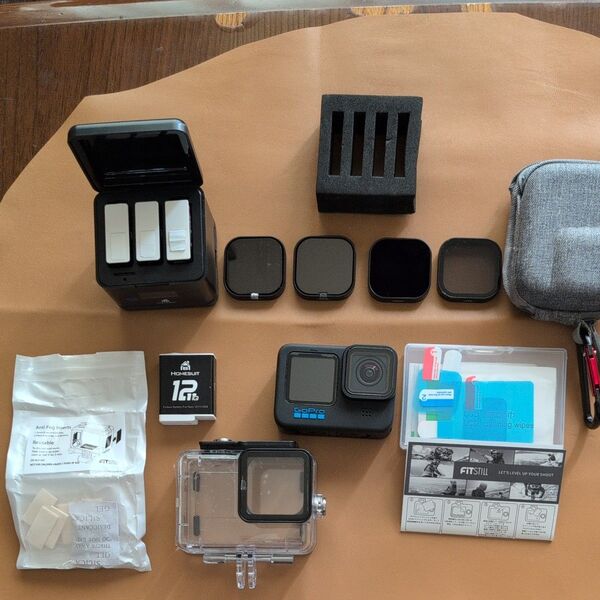 GoPro11本体、バッテリー、種々付属品付き