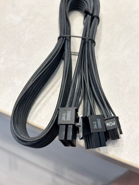 Cooler Master製のモジュラー電源ユニット用のPCIe電源ケーブル
