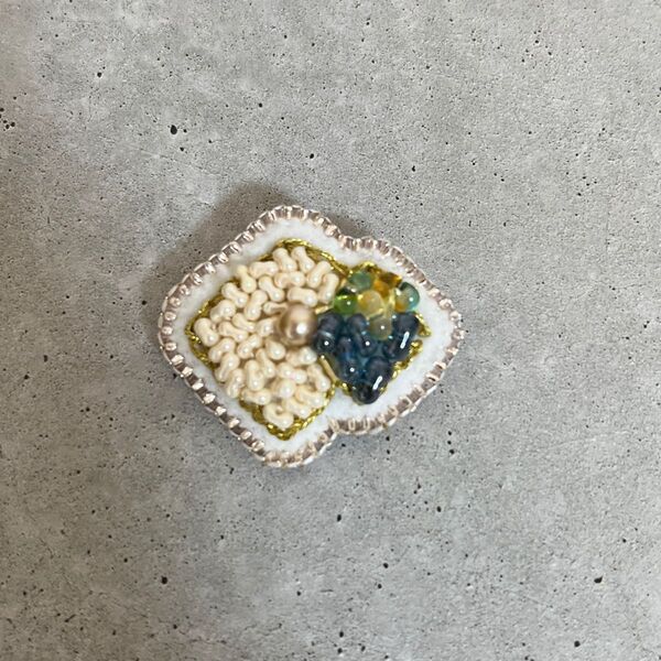 ハンドメイド ビーズ刺繍ブローチ