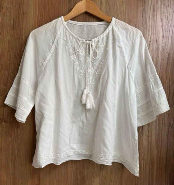 刺繍タッセル付きホワイト半袖ブラウス