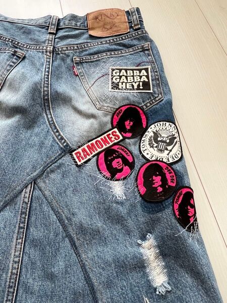 超極美品・レア!ヒステリックグラマー KINKY デニム ダメージ加工 ミニスカート(膝丈)ワッペン