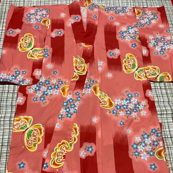 美品 サーモンピンク 花柄 蝶模様 浴衣 クリーニング済み